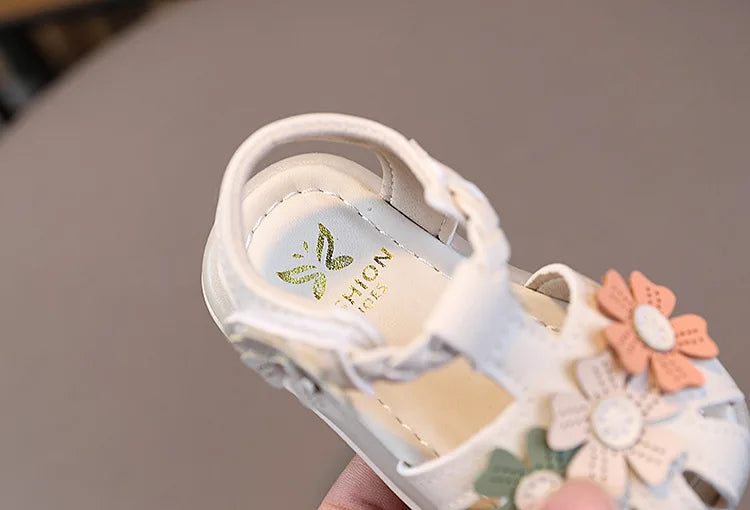 Summer Sandals New Fashion LED Light Kid Shoes Simple Versatile Retro Girl Shoe Princess Flower Lightweight  Elegant Kid Sandals