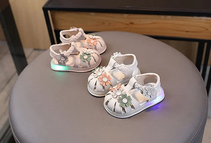 Summer Sandals New Fashion LED Light Kid Shoes Simple Versatile Retro Girl Shoe Princess Flower Lightweight  Elegant Kid Sandals