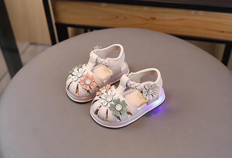 Summer Sandals New Fashion LED Light Kid Shoes Simple Versatile Retro Girl Shoe Princess Flower Lightweight  Elegant Kid Sandals